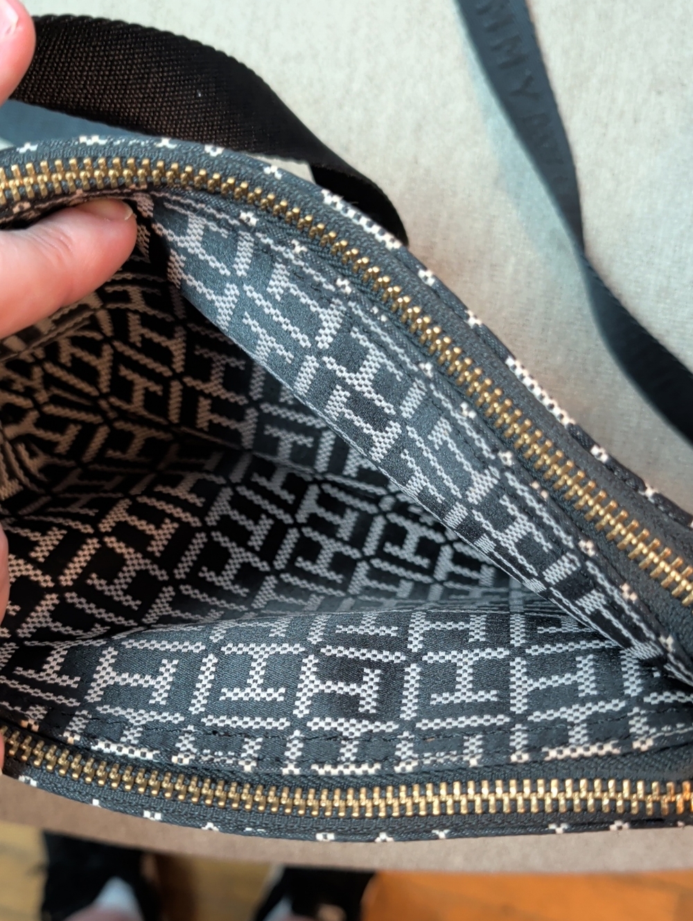 Tommy Hilfiger Monogram Shoulder Bag Crossbody Like New - Picture 4 of 9
